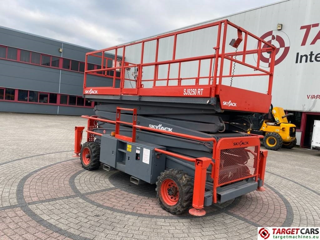 SkyJack SJ9250 RT Diesel Scissor Work Lift 1720cm - Ножничный подъемник: фото 4 SkyJack SJ9250 RT Diesel Scissor Work Lift 1720cm - Ножничный подъемник: фото 4