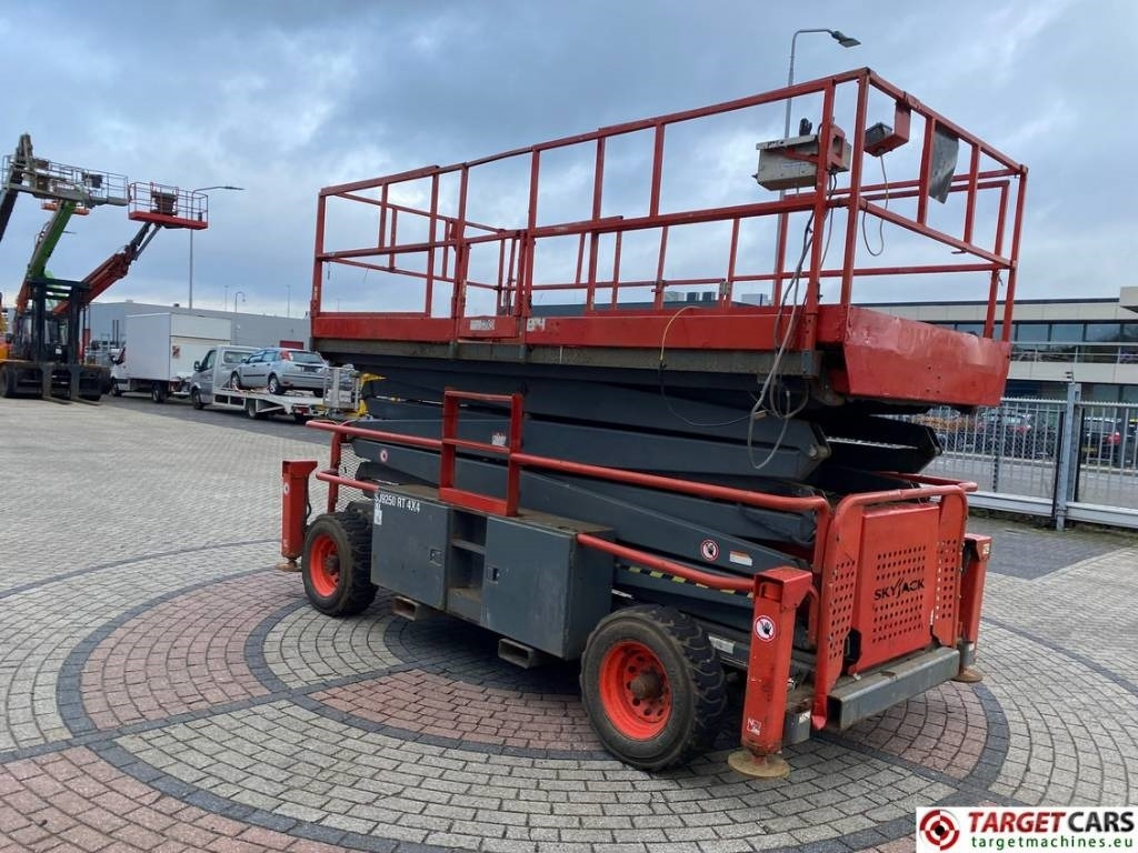 SkyJack SJ9250 RT Diesel Scissor Work Lift 1720cm - Ножничный подъемник: фото 2 SkyJack SJ9250 RT Diesel Scissor Work Lift 1720cm - Ножничный подъемник: фото 2