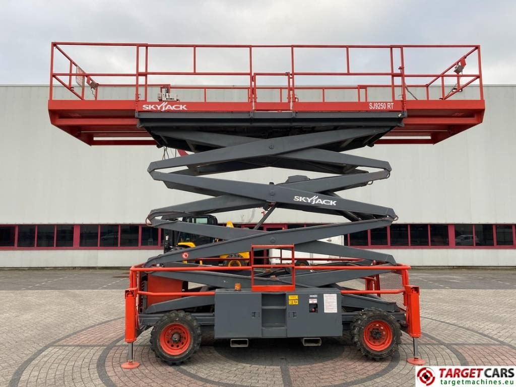SkyJack SJ9250 RT Diesel Scissor Work Lift 1720cm - Ножничный подъемник: фото 5 SkyJack SJ9250 RT Diesel Scissor Work Lift 1720cm - Ножничный подъемник: фото 5