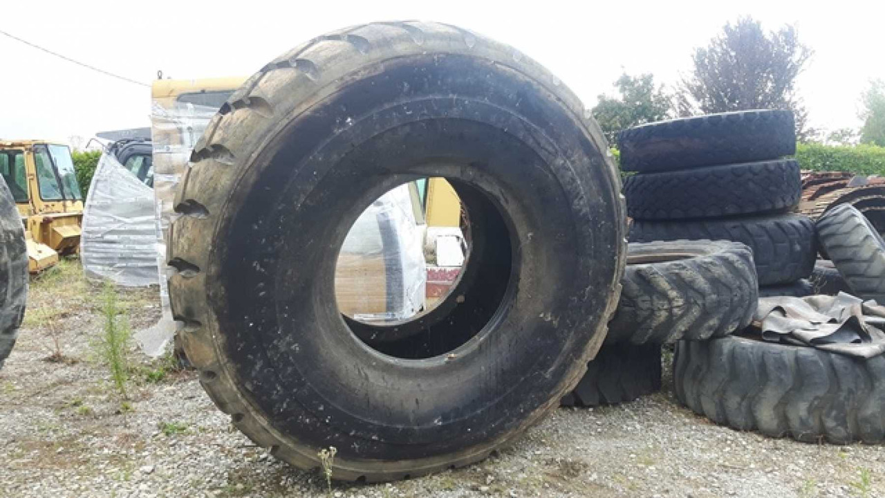 BRIDGESTONE 29/5R35 Pneumatici 29.5R35 in buone condizioni - Шина для Строительной техники: фото 3 BRIDGESTONE 29/5R35 Pneumatici 29.5R35 in buone condizioni - Шина для Строительной техники: фото 3