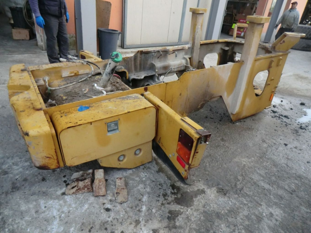 Caterpillar 928G TELAIO POSTERIORE COMPLETO DI SERBATOIO GASOLIO E CONTRAPPESI LATERALI - Топливный бак для Строительной техники: фото 4 Caterpillar 928G TELAIO POSTERIORE COMPLETO DI SERBATOIO GASOLIO E CONTRAPPESI LATERALI - Топливный бак для Строительной техники: фото 4