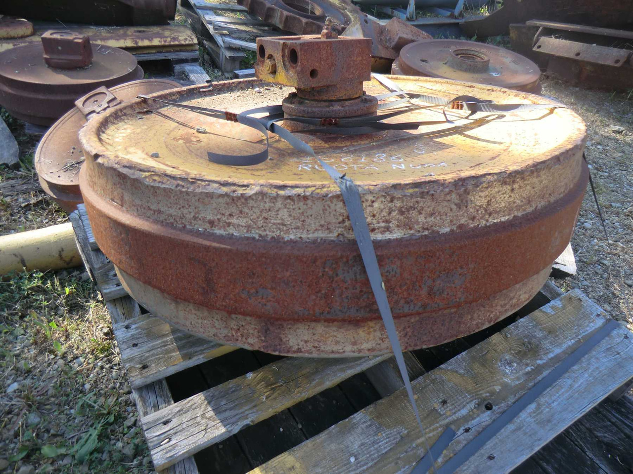 Caterpillar D7E RUOTA NUDA - Запчасти ходовой части для Строительной техники: фото 2 Caterpillar D7E RUOTA NUDA - Запчасти ходовой части для Строительной техники: фото 2