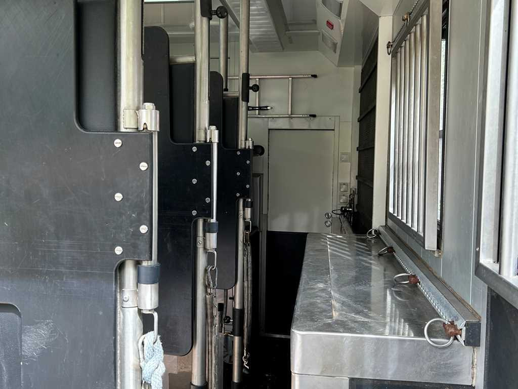 Volvo STX FL, FOR 6 PEOPLE, FOR TRANSPORTING FIVE HORSES, CAMERA, 2X HYDRAULIC FRONT - Коневоз: фото 5 Volvo STX FL, FOR 6 PEOPLE, FOR TRANSPORTING FIVE HORSES, CAMERA, 2X HYDRAULIC FRONT - Коневоз: фото 5