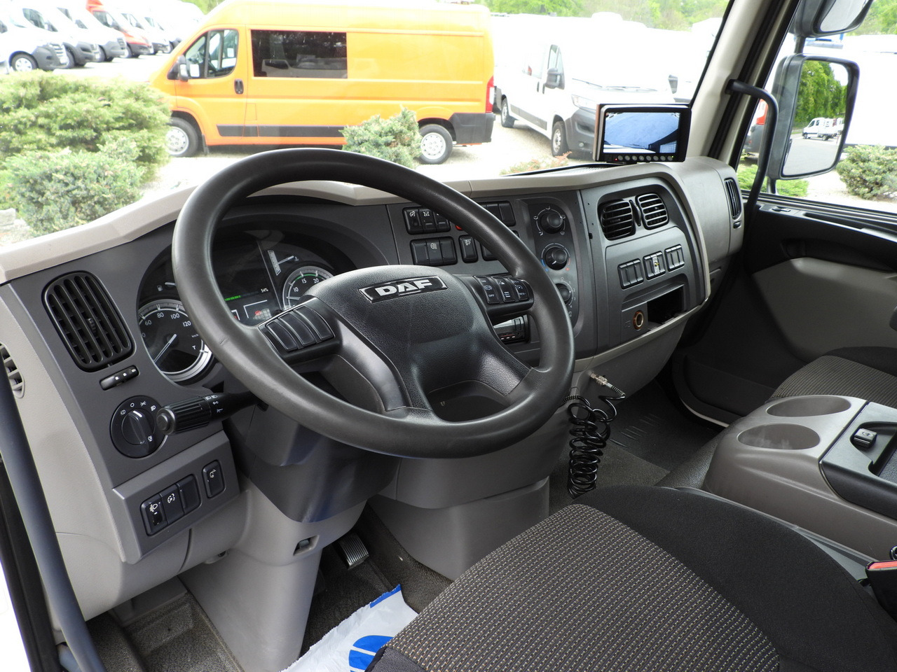 DAF LF 180 THREE-WAY TIPPER CRUISE CONTROL LED LIGHTS AUTOMATIC TRANSMISSION TWIN WHEELS AIR CONDITIONING 180HP - Самосвал: фото 2 DAF LF 180 THREE-WAY TIPPER CRUISE CONTROL LED LIGHTS AUTOMATIC TRANSMISSION TWIN WHEELS AIR CONDITIONING 180HP - Самосвал: фото 2