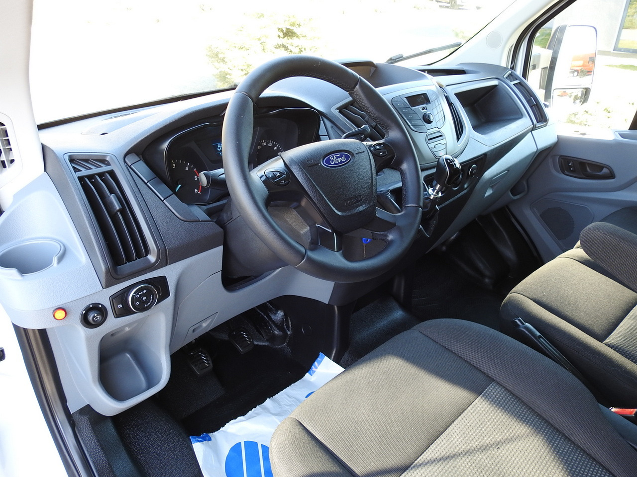 FORD TRANSIT BOX LIFT 8 PALLETS TWIN WHEELS AIR CONDITIONING 130HP - Малотоннажный фургон: фото 2 FORD TRANSIT BOX LIFT 8 PALLETS TWIN WHEELS AIR CONDITIONING 130HP - Малотоннажный фургон: фото 2