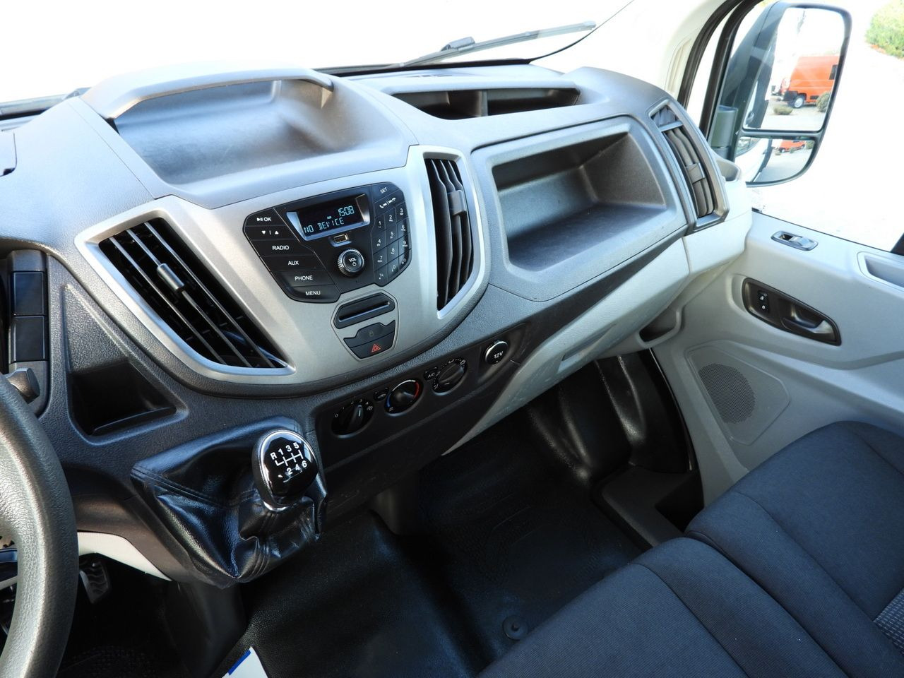 Малотоннажный бортовой грузовик FORD TRANSIT STAKE BODY 8 PALLETS TWIN WHEELS AIR CONDITIONING  155HP: фото 29