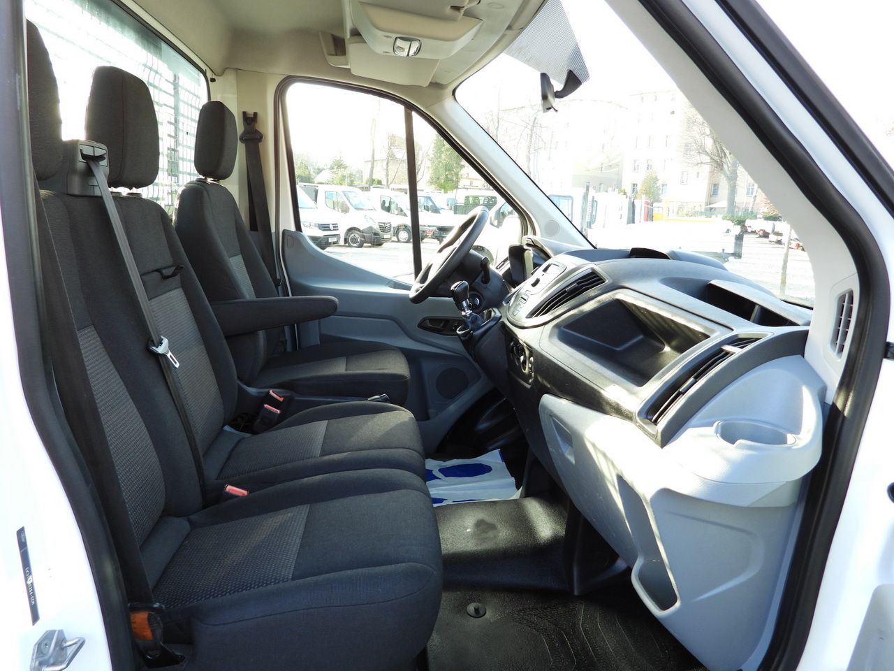 Малотоннажный бортовой грузовик FORD TRANSIT STAKE BODY 8 PALLETS TWIN WHEELS AIR CONDITIONING  155HP: фото 33