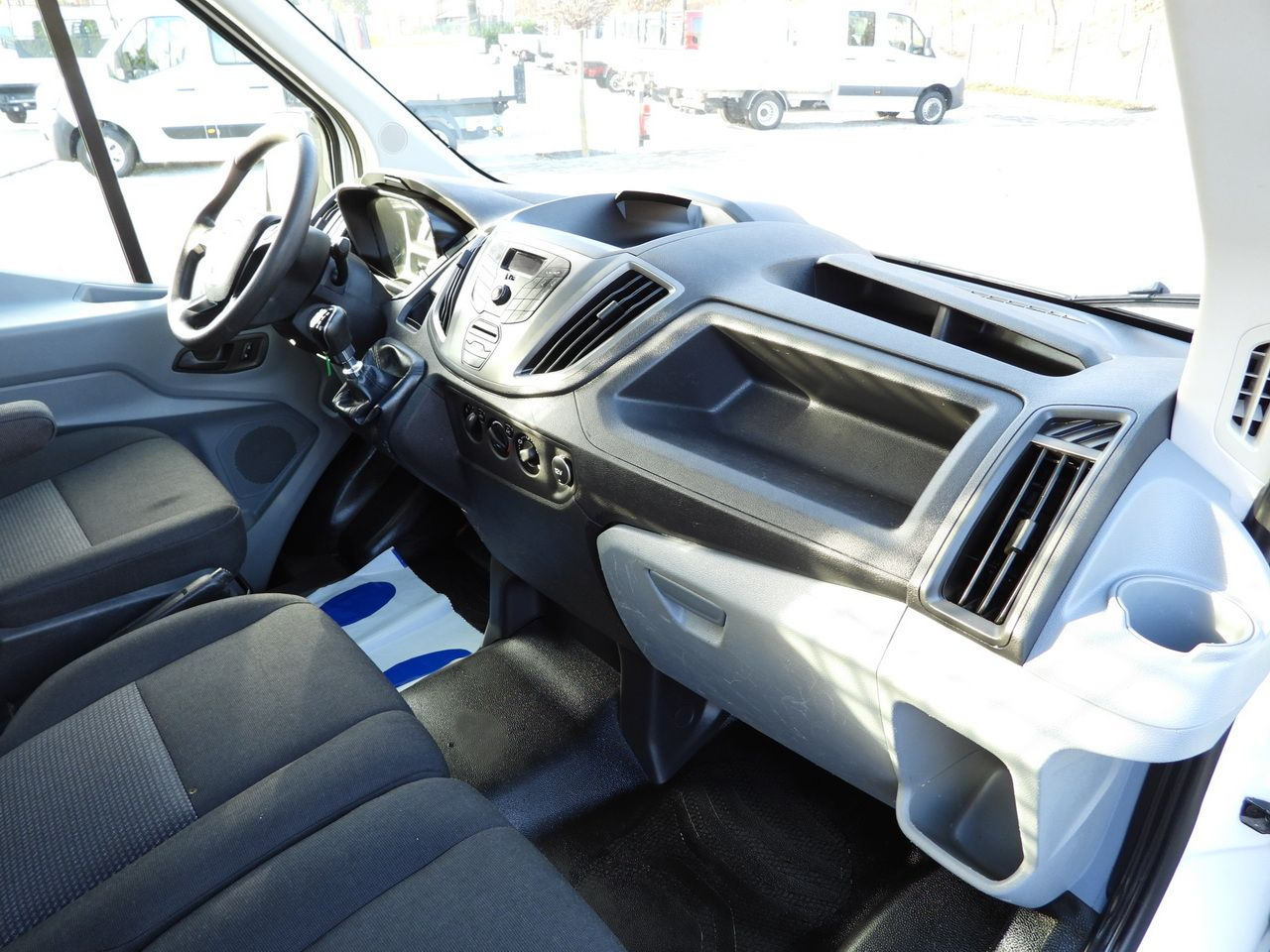 Малотоннажный бортовой грузовик FORD TRANSIT STAKE BODY 8 PALLETS TWIN WHEELS AIR CONDITIONING  155HP: фото 34