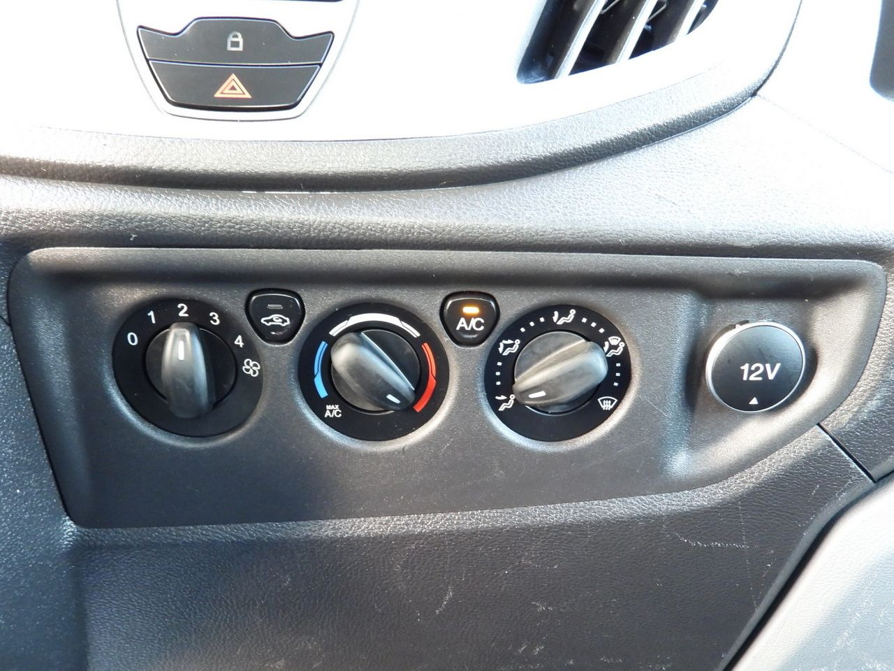 Малотоннажный бортовой грузовик FORD TRANSIT STAKE BODY 8 PALLETS TWIN WHEELS AIR CONDITIONING  155HP: фото 32