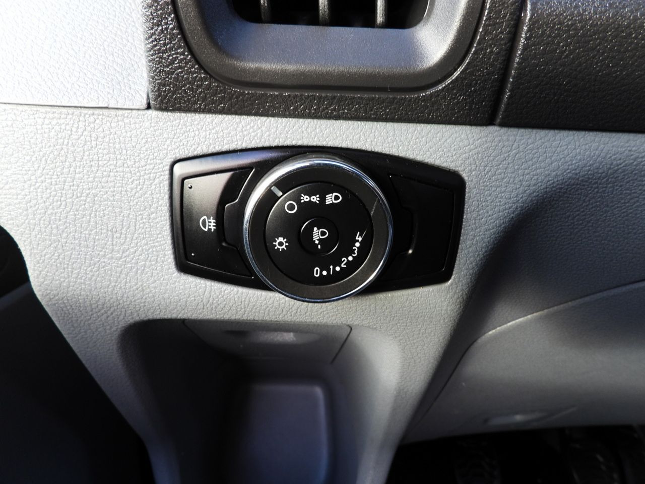 Малотоннажный бортовой грузовик FORD TRANSIT STAKE BODY 8 PALLETS TWIN WHEELS AIR CONDITIONING  155HP: фото 26