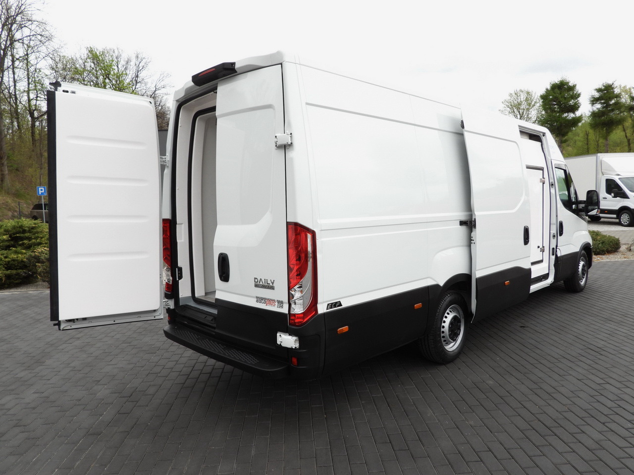 IVECO DAILY 35S14 REFRIGERATOR VAN 0*C POWER SUPPLY 230V CRUISE CONTROL AUTOMATIC TRANSMISSION HI-MATIC AIR CONDITIONING 140HP - Малотоннажный рефрижератор: фото 3 IVECO DAILY 35S14 REFRIGERATOR VAN 0*C POWER SUPPLY 230V CRUISE CONTROL AUTOMATIC TRANSMISSION HI-MATIC AIR CONDITIONING 140HP - Малотоннажный рефрижератор: фото 3