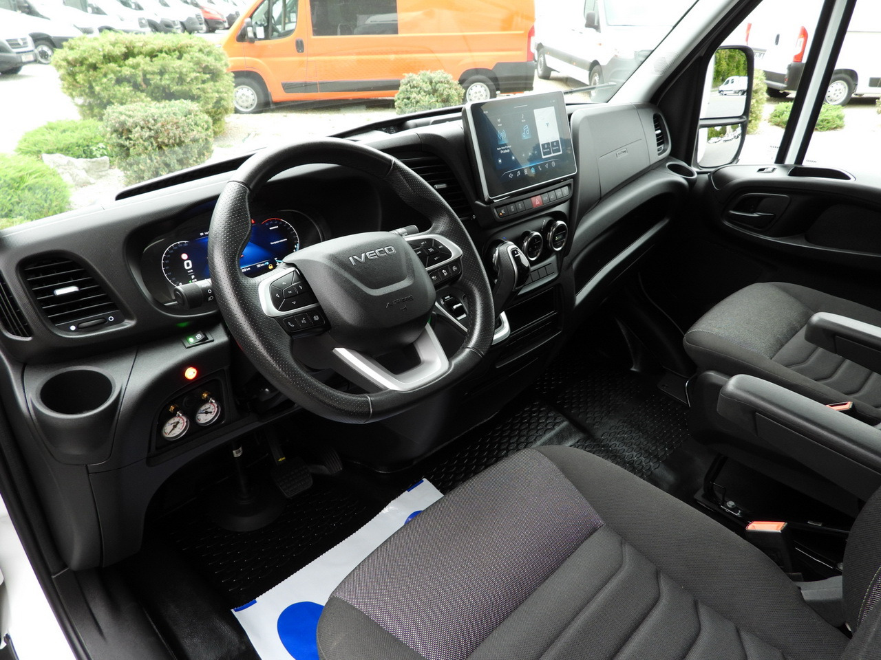 IVECO DAILY 35S18 BOX HI-MATIC LIFT 8 PALLETS CRUISE CONTROL NAVIGATION LED LIGHTS PNEUMATICS AUTOMATIC TRANSMISSION HI-MATIC AIR CONDITIONING 180HP - Малотоннажный фургон: фото 2 IVECO DAILY 35S18 BOX HI-MATIC LIFT 8 PALLETS CRUISE CONTROL NAVIGATION LED LIGHTS PNEUMATICS AUTOMATIC TRANSMISSION HI-MATIC AIR CONDITIONING 180HP - Малотоннажный фургон: фото 2