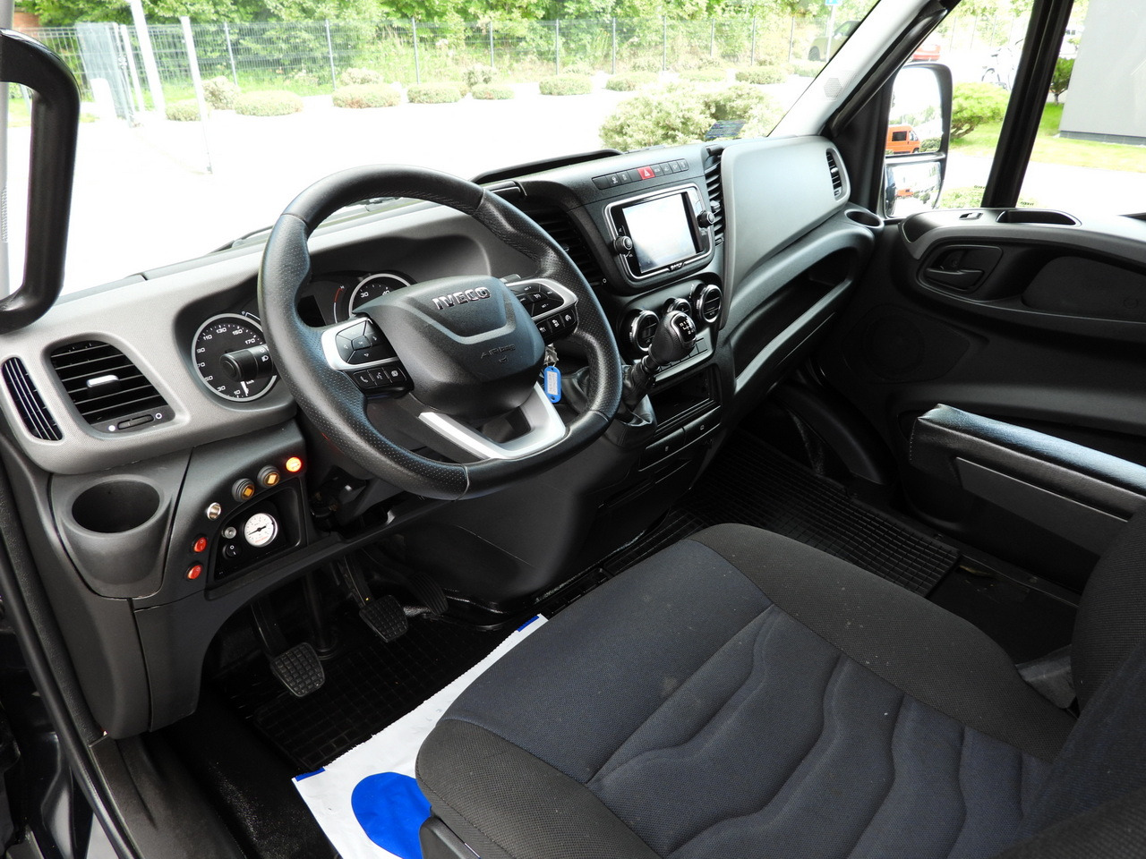 IVECO DAILY 35S18 BOX LIFT 8 PALLETS WEBASTO CRUISE CONTROL NAVIGATION LED LIGHTS PNEUMATICS AIR CONDITIONING 180HP - Малотоннажный фургон: фото 2 IVECO DAILY 35S18 BOX LIFT 8 PALLETS WEBASTO CRUISE CONTROL NAVIGATION LED LIGHTS PNEUMATICS AIR CONDITIONING 180HP - Малотоннажный фургон: фото 2