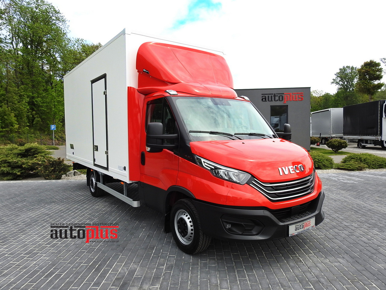 IVECO DAILY 35S18 NEW BOX 10 PALLETS CRUISE CONTROL NAVIGATION AIR CONDITIONING LED LIGHTS GUARANTEE 180HP - Малотоннажный фургон: фото 1 IVECO DAILY 35S18 NEW BOX 10 PALLETS CRUISE CONTROL NAVIGATION AIR CONDITIONING LED LIGHTS GUARANTEE 180HP - Малотоннажный фургон: фото 1