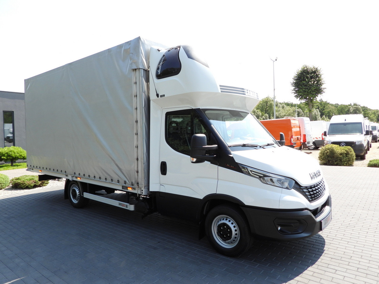 IVECO DAILY 35S18 TARPAULIN 10 PALLETS WEBASTO CRUISE CONTROL LED LIGHTS PNEUMATICS AIR CONDITIONING 180HP - Тентованный фургон: фото 4 IVECO DAILY 35S18 TARPAULIN 10 PALLETS WEBASTO CRUISE CONTROL LED LIGHTS PNEUMATICS AIR CONDITIONING 180HP - Тентованный фургон: фото 4