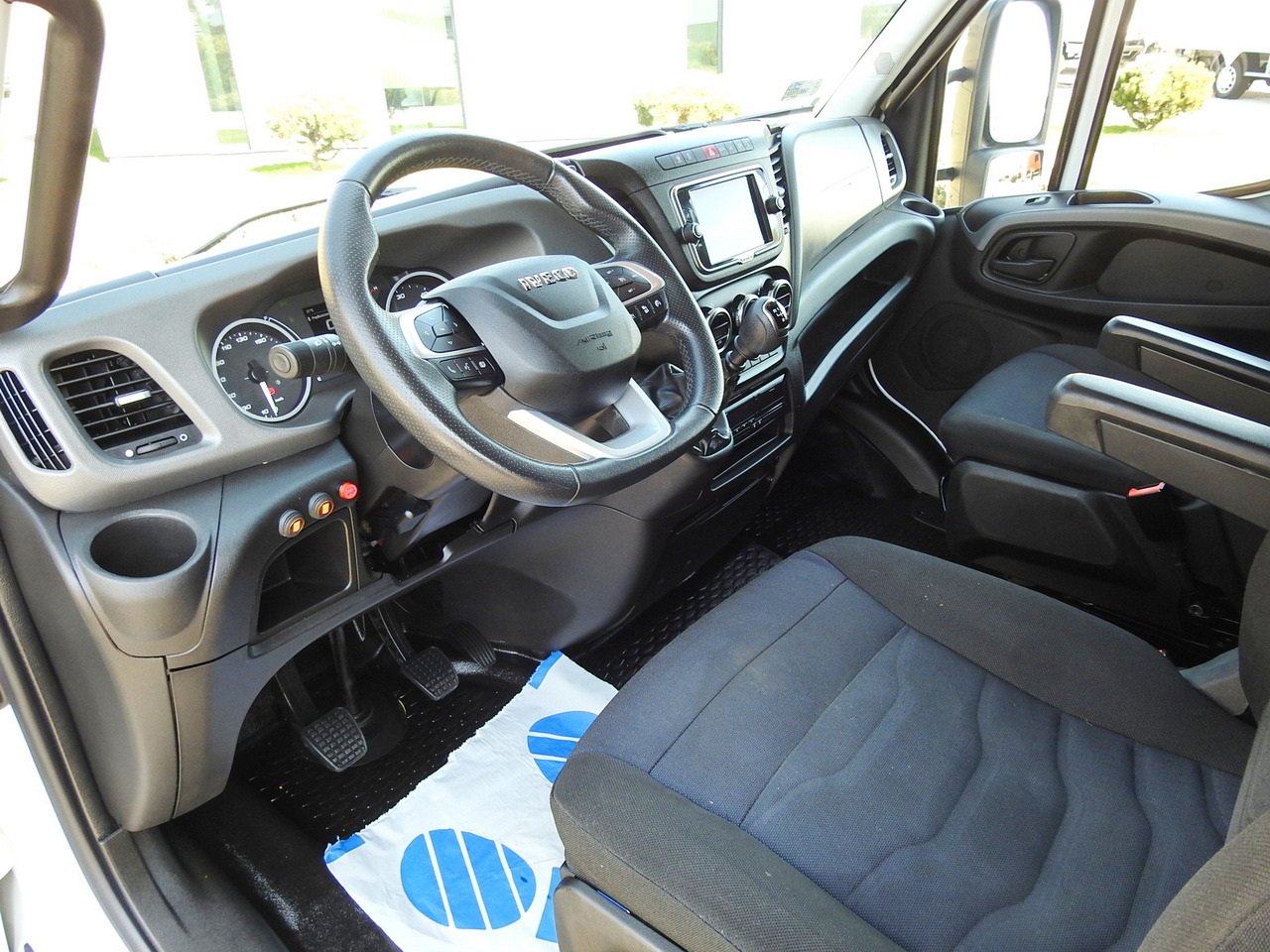 IVECO DAILY 70C18 BOX LIFT 14 PALLETS WEBASTO CRUISE CONTROL NAVIGATION LED LIGHTS TWIN WHEELS AIR CONDITIONING 180HP - Грузовик с закрытым кузовом: фото 2 IVECO DAILY 70C18 BOX LIFT 14 PALLETS WEBASTO CRUISE CONTROL NAVIGATION LED LIGHTS TWIN WHEELS AIR CONDITIONING 180HP - Грузовик с закрытым кузовом: фото 2