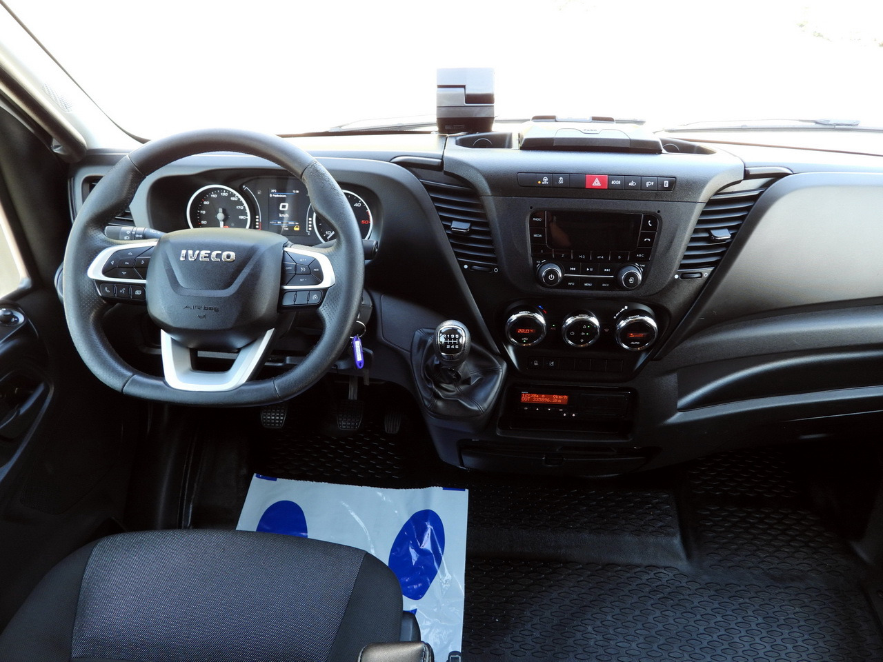 IVECO DAILY 70C18 TARPAULIN LIFT 14 PALLETS WEBASTO CRUISE CONTROL LED LIGHTS TWIN WHEELS AIR CONDITIONING 180HP - Тентованный фургон: фото 2 IVECO DAILY 70C18 TARPAULIN LIFT 14 PALLETS WEBASTO CRUISE CONTROL LED LIGHTS TWIN WHEELS AIR CONDITIONING 180HP - Тентованный фургон: фото 2