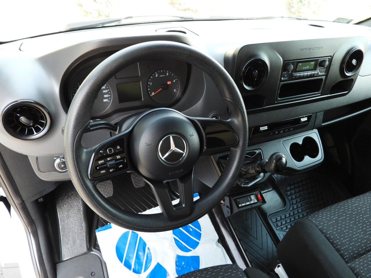 Mercedes-Benz SPRINTER 316 KÜHLKOFFER 0*C AUFZUG 8 PALETTEN - Малотоннажный рефрижератор: фото 2 Mercedes-Benz SPRINTER 316 KÜHLKOFFER 0*C AUFZUG 8 PALETTEN - Малотоннажный рефрижератор: фото 2