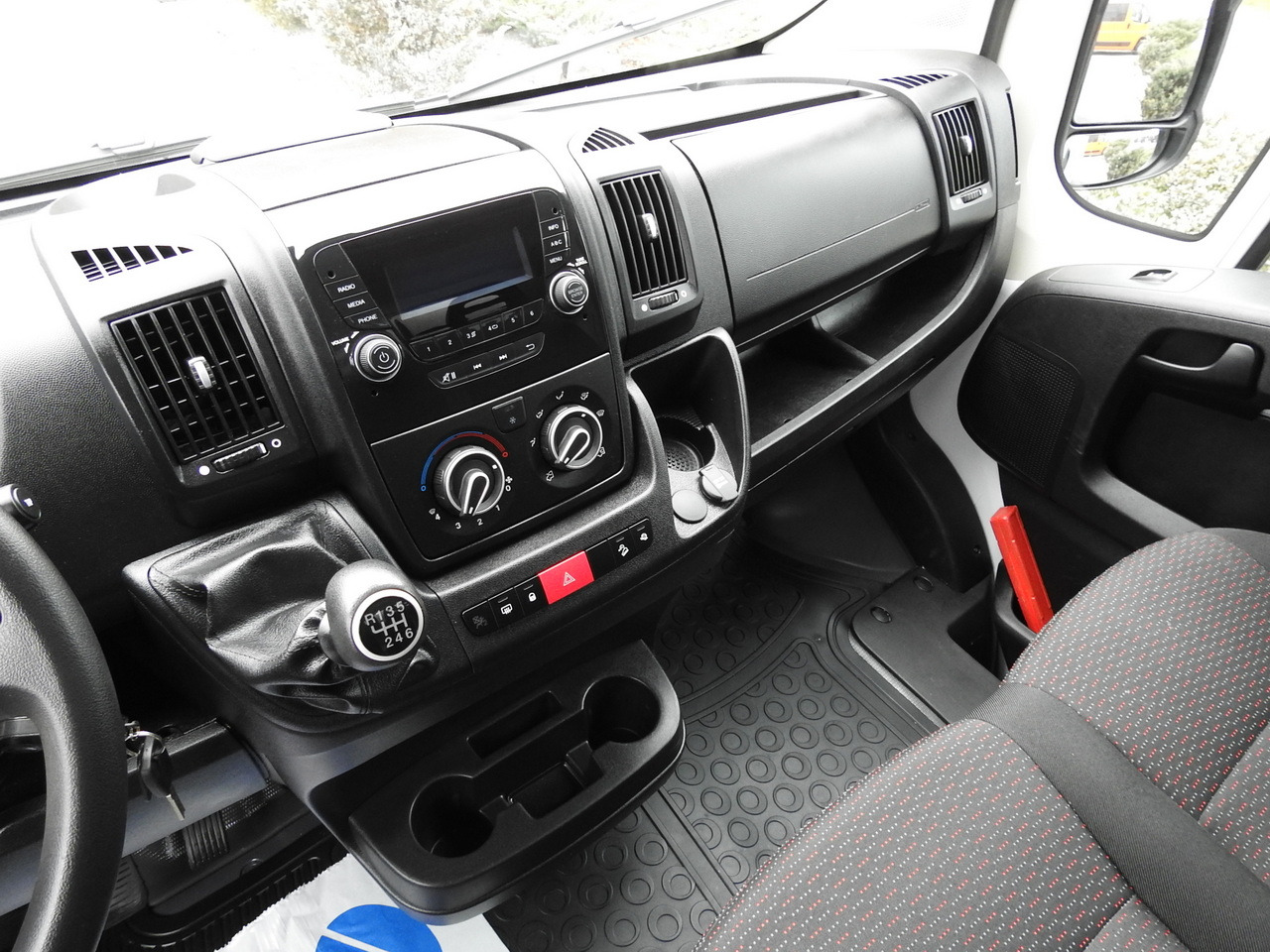Малотоннажный фургон PEUGEOT BOXER BOX LIFT 8 PALLETS CRUISE CONTROL AIR CONDITIONING  140HP: фото 29