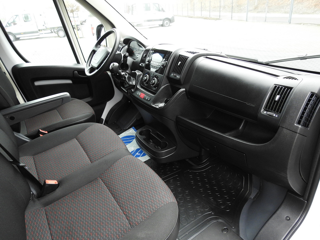 Малотоннажный фургон PEUGEOT BOXER BOX LIFT 8 PALLETS CRUISE CONTROL AIR CONDITIONING  140HP: фото 35