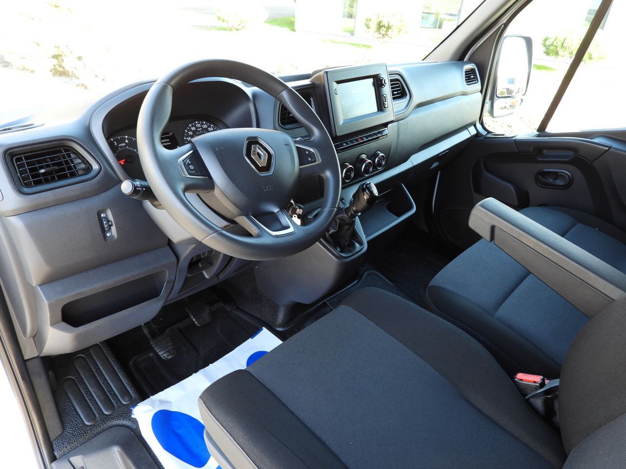 RENAULT MASTER BOX 8 PALLETS CRUISE CONTROL NAVIGATION LED LIGHTS AIR CONDITIONING 145HP - Малотоннажный фургон: фото 2 RENAULT MASTER BOX 8 PALLETS CRUISE CONTROL NAVIGATION LED LIGHTS AIR CONDITIONING 145HP - Малотоннажный фургон: фото 2