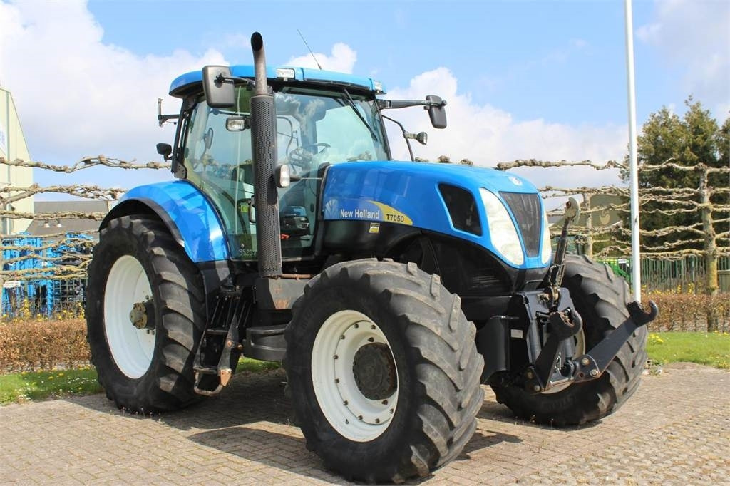 New Holland T7050 - Трактор: фото 2 New Holland T7050 - Трактор: фото 2