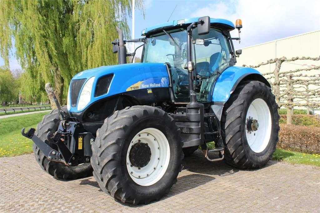 New Holland T7050 - Трактор: фото 1 New Holland T7050 - Трактор: фото 1