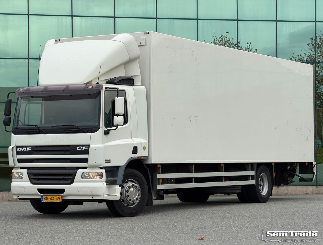 DAF CF 75.250 Euro 3 Manual Gearbox VAN Beurden Isolated BOX Tail Lift Super Condition NL-Truck - Грузовик с закрытым кузовом: фото 1 DAF CF 75.250 Euro 3 Manual Gearbox VAN Beurden Isolated BOX Tail Lift Super Condition NL-Truck - Грузовик с закрытым кузовом: фото 1