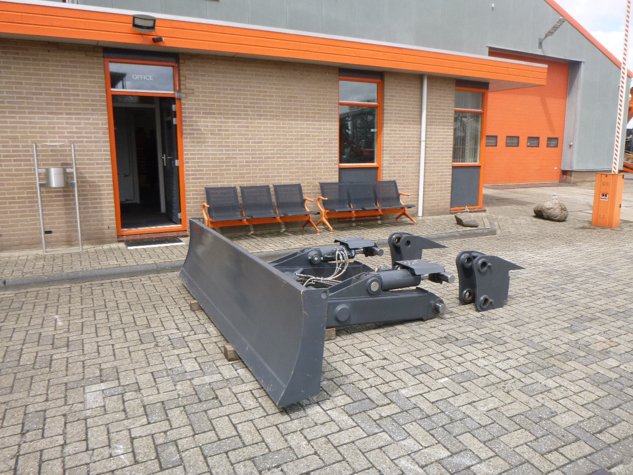 DOOSAN DX235LCR - Отвал для Гусеничных экскаваторов: фото 1 DOOSAN DX235LCR - Отвал для Гусеничных экскаваторов: фото 1