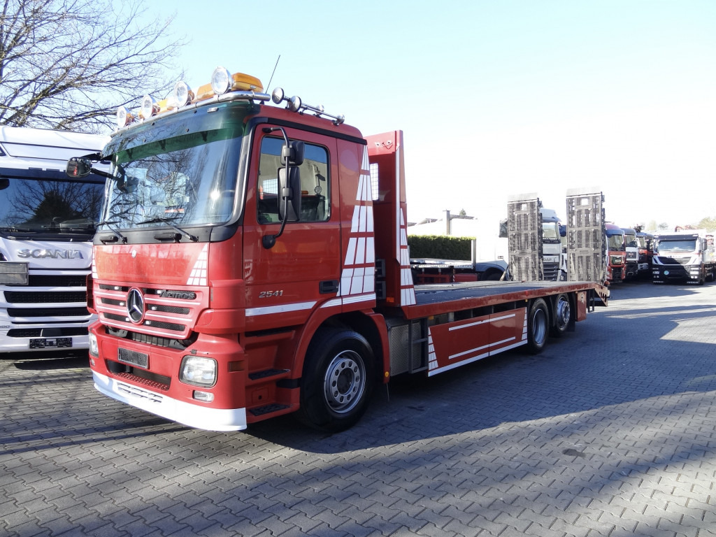 Mercedes-Benz Actros 2541 6X2 Maschinentransporter - Грузовик бортовой/ Платформа: фото 1 Mercedes-Benz Actros 2541 6X2 Maschinentransporter - Грузовик бортовой/ Платформа: фото 1