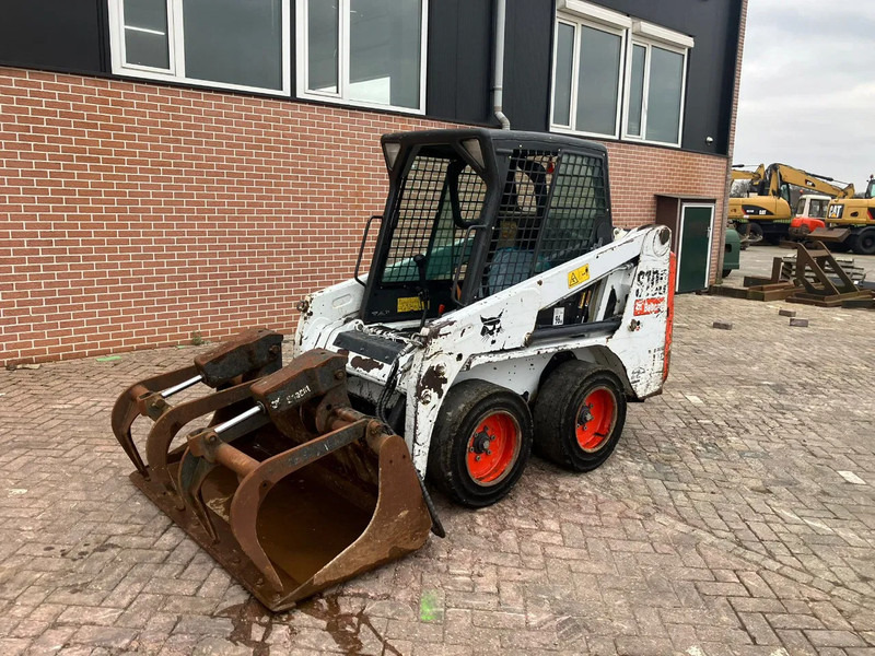 Мини-погрузчик с бортовым поворотом Bobcat S100: фото 1