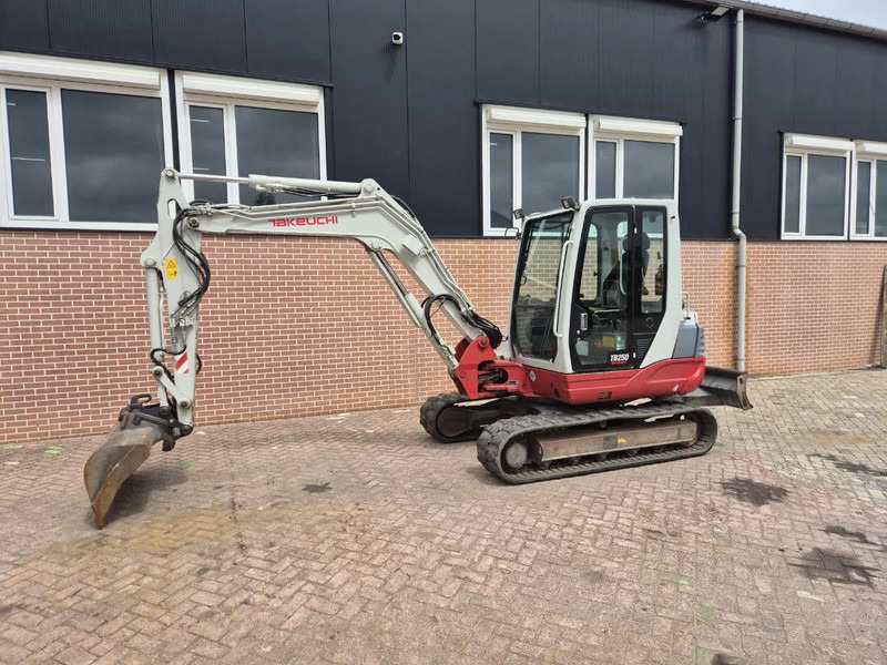 Takeuchi TB250 - Мини-экскаватор: фото 1 Takeuchi TB250 - Мини-экскаватор: фото 1