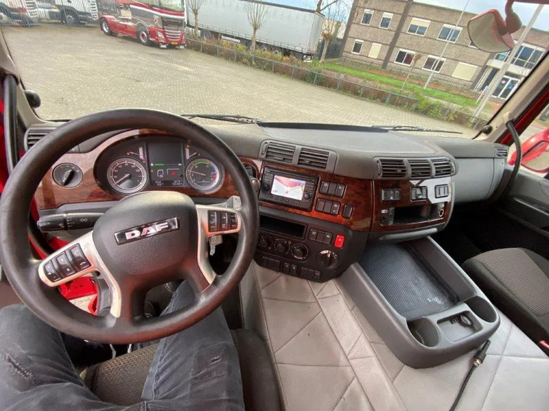 Фото интерьера 2: Грузовик с закрытым кузовом DAF CF400 / CURTAIN SAILS / BIG PLATFORM 2500 KG / DEB / NAVI / FULL-AIR / LWDS / ACC / AUTOMATIC / EURO-6 / 2015