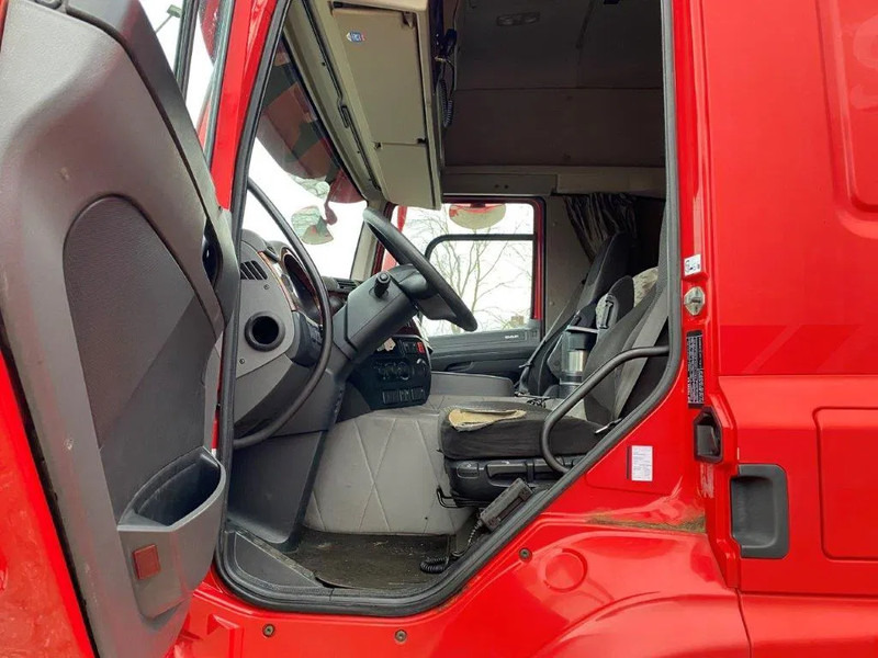 Фото интерьера 1: Грузовик с закрытым кузовом DAF CF400 / CURTAIN SAILS / BIG PLATFORM 2500 KG / DEB / NAVI / FULL-AIR / LWDS / ACC / AUTOMATIC / EURO-6 / 2015
