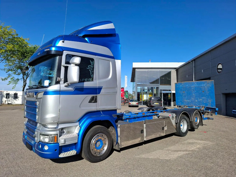 Scania R580 V8 / RETARDER / LIFT+LENKACHSE / FULL-AIR / PLATFORM 2000 KG / LEATHER / AIRCO / AUTOMATIC / EURO-6 / 2015 - Грузовик-шасси: фото 1 Scania R580 V8 / RETARDER / LIFT+LENKACHSE / FULL-AIR / PLATFORM 2000 KG / LEATHER / AIRCO / AUTOMATIC / EURO-6 / 2015 - Грузовик-шасси: фото 1
