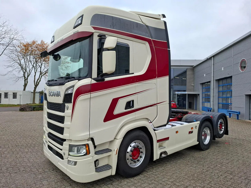 Scania NGS S650 V8 / RETARDER / 633397 KM / 9 TON FRONT AXELE / FULL-AIR / INLINER / FULL SPOILER / LEATHER / ALCOA / NAVI / FRIDGE / E - Тягач: фото 1 Scania NGS S650 V8 / RETARDER / 633397 KM / 9 TON FRONT AXELE / FULL-AIR / INLINER / FULL SPOILER / LEATHER / ALCOA / NAVI / FRIDGE / E - Тягач: фото 1