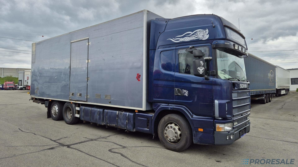 SCANIA R124 LB 6X2 EURO 3 - skříňový + hydraulické čelo - Грузовик с закрытым кузовом: фото 1 SCANIA R124 LB 6X2 EURO 3 - skříňový + hydraulické čelo - Грузовик с закрытым кузовом: фото 1