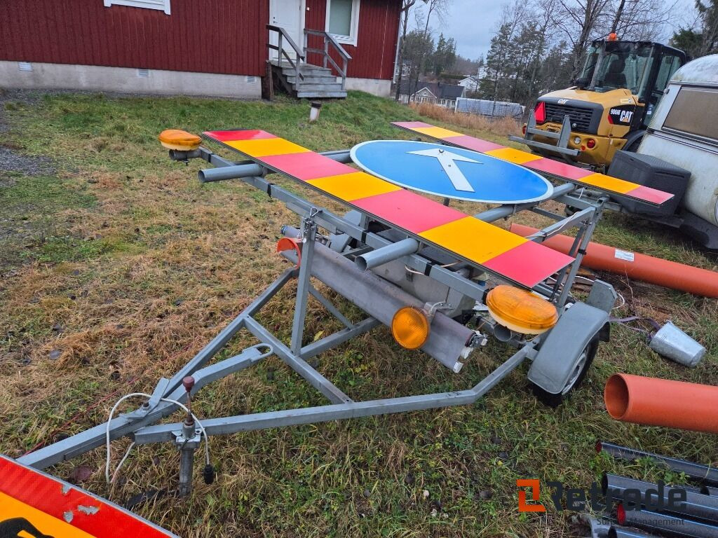 Vägskyddsutrustning Avstängningsvagn Med Varningsljus - Строительное оборудование: фото 4 Vägskyddsutrustning Avstängningsvagn Med Varningsljus - Строительное оборудование: фото 4