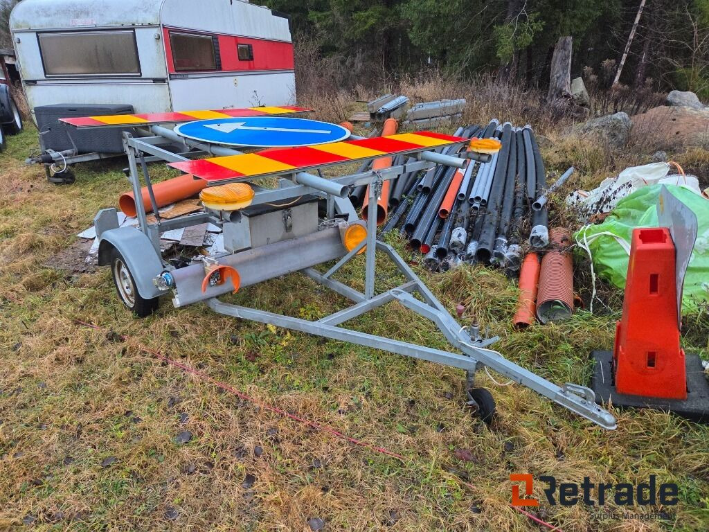 Vägskyddsutrustning Avstängningsvagn Med Varningsljus - Строительное оборудование: фото 1 Vägskyddsutrustning Avstängningsvagn Med Varningsljus - Строительное оборудование: фото 1