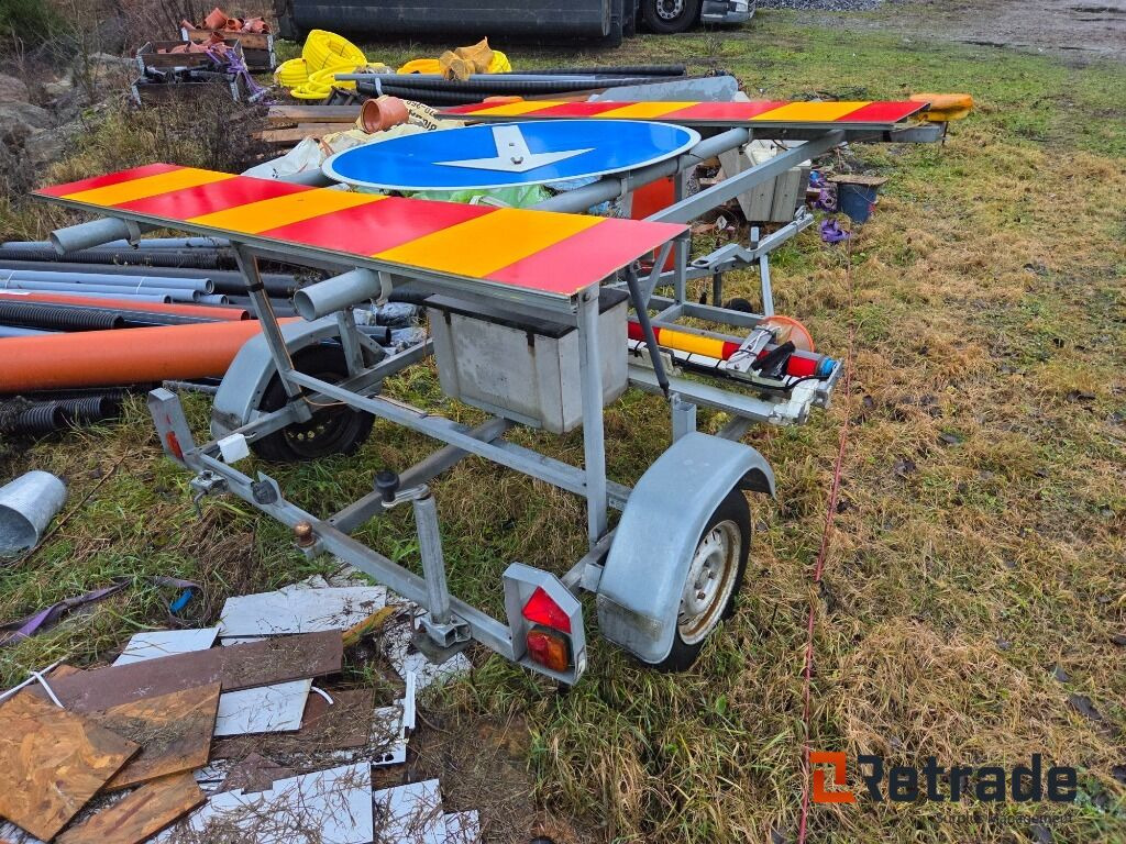 Vägskyddsutrustning Avstängningsvagn Med Varningsljus - Строительное оборудование: фото 2 Vägskyddsutrustning Avstängningsvagn Med Varningsljus - Строительное оборудование: фото 2