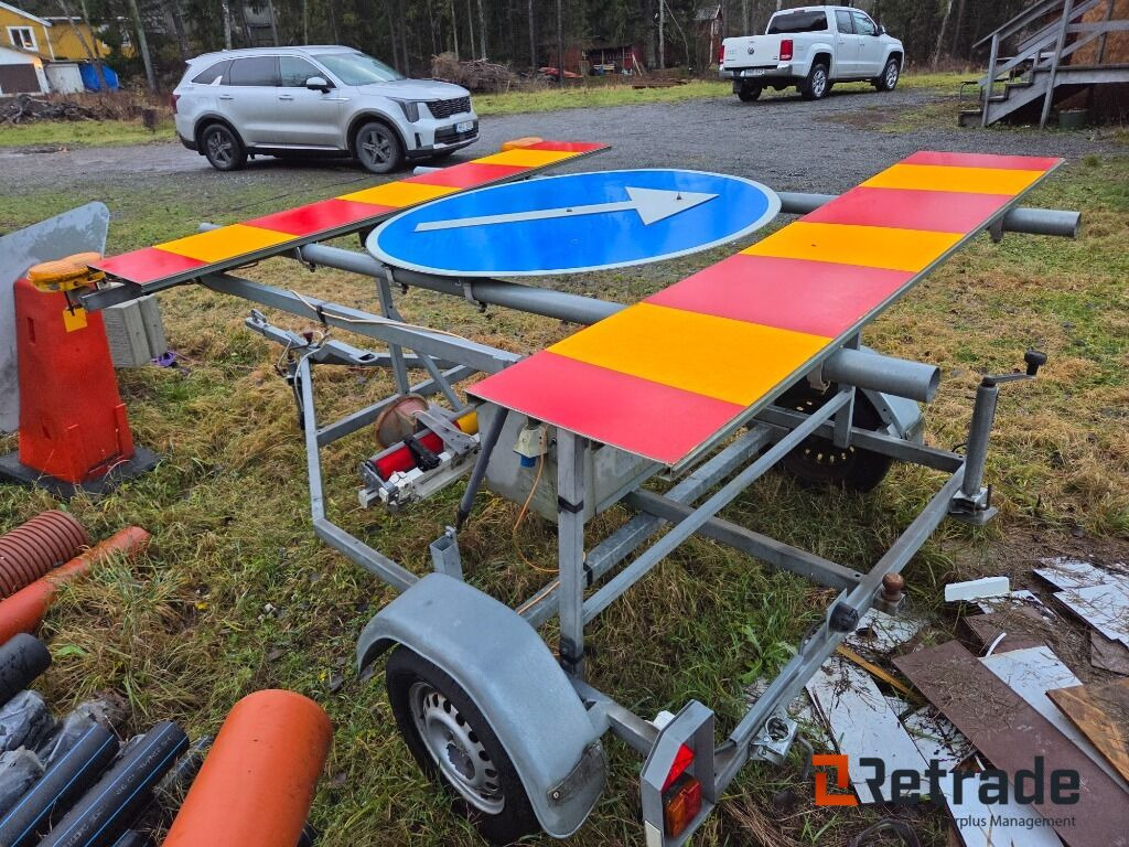 Vägskyddsutrustning Avstängningsvagn Med Varningsljus - Строительное оборудование: фото 3 Vägskyddsutrustning Avstängningsvagn Med Varningsljus - Строительное оборудование: фото 3