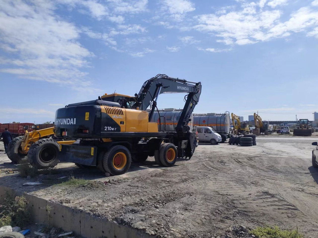 Hyundai R210-7 / Cummins / 1800MTH / Works Great Like NEW - Колёсный экскаватор: фото 4 Hyundai R210-7 / Cummins / 1800MTH / Works Great Like NEW - Колёсный экскаватор: фото 4
