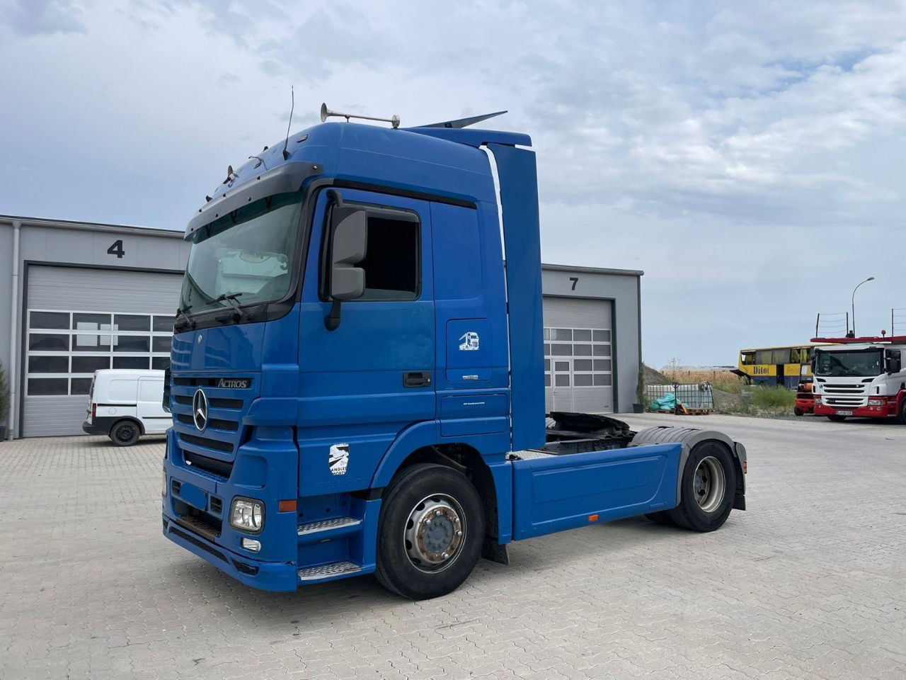 Mercedes-Benz Actros 1844 4x2 tractor unit - retarder - Тягач: фото 1 Mercedes-Benz Actros 1844 4x2 tractor unit - retarder - Тягач: фото 1