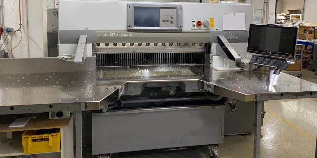 Large sized cutting system Polar 137 XT-AT with stacking lifter, automatic vibrator, scale and optional unloader - Бумагорезательная машина: фото 2 Large sized cutting system Polar 137 XT-AT with stacking lifter, automatic vibrator, scale and optional unloader - Бумагорезательная машина: фото 2