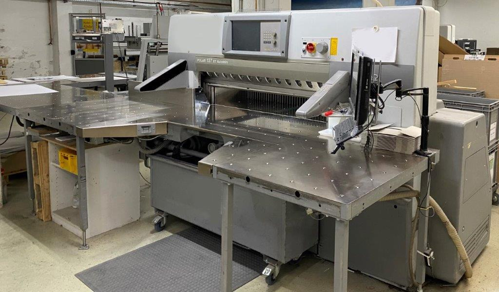 Large sized cutting system Polar 137 XT-AT with stacking lifter, automatic vibrator, scale and optional unloader - Бумагорезательная машина: фото 1 Large sized cutting system Polar 137 XT-AT with stacking lifter, automatic vibrator, scale and optional unloader - Бумагорезательная машина: фото 1