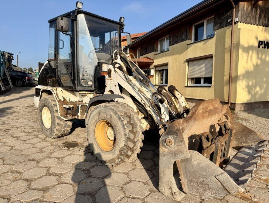 CAT 906 - Колёсный погрузчик: фото 2 CAT 906 - Колёсный погрузчик: фото 2