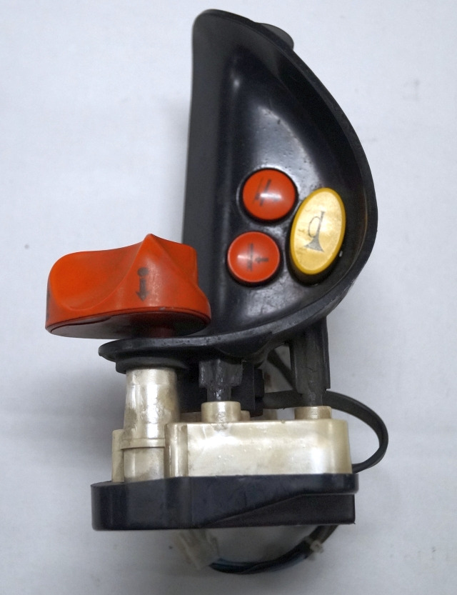 Linde 1443605100 | Rijschakelaar Control handle Control module - Электрическая система для Погрузочно-разгрузочной техники: фото 1 Linde 1443605100 | Rijschakelaar Control handle Control module - Электрическая система для Погрузочно-разгрузочной техники: фото 1