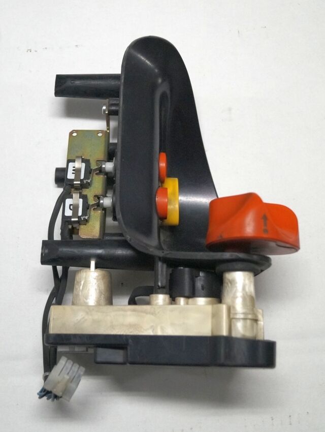 Linde 1443605100 | Rijschakelaar Control handle Control module - Электрическая система для Погрузочно-разгрузочной техники: фото 3 Linde 1443605100 | Rijschakelaar Control handle Control module - Электрическая система для Погрузочно-разгрузочной техники: фото 3