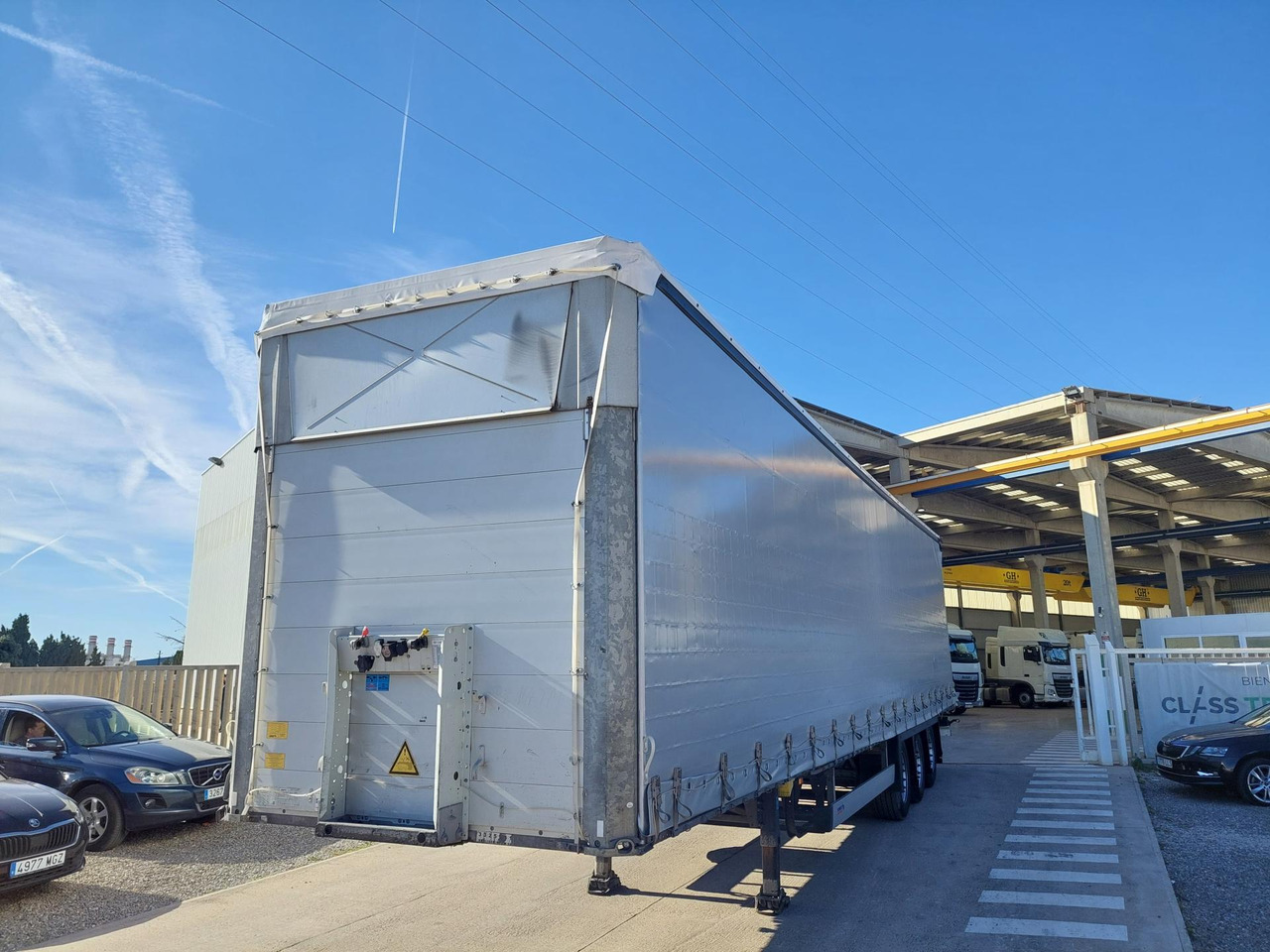 Schmitz Cargobull SCS24/L Varios - Тентованный полуприцеп: фото 1 Schmitz Cargobull SCS24/L Varios - Тентованный полуприцеп: фото 1