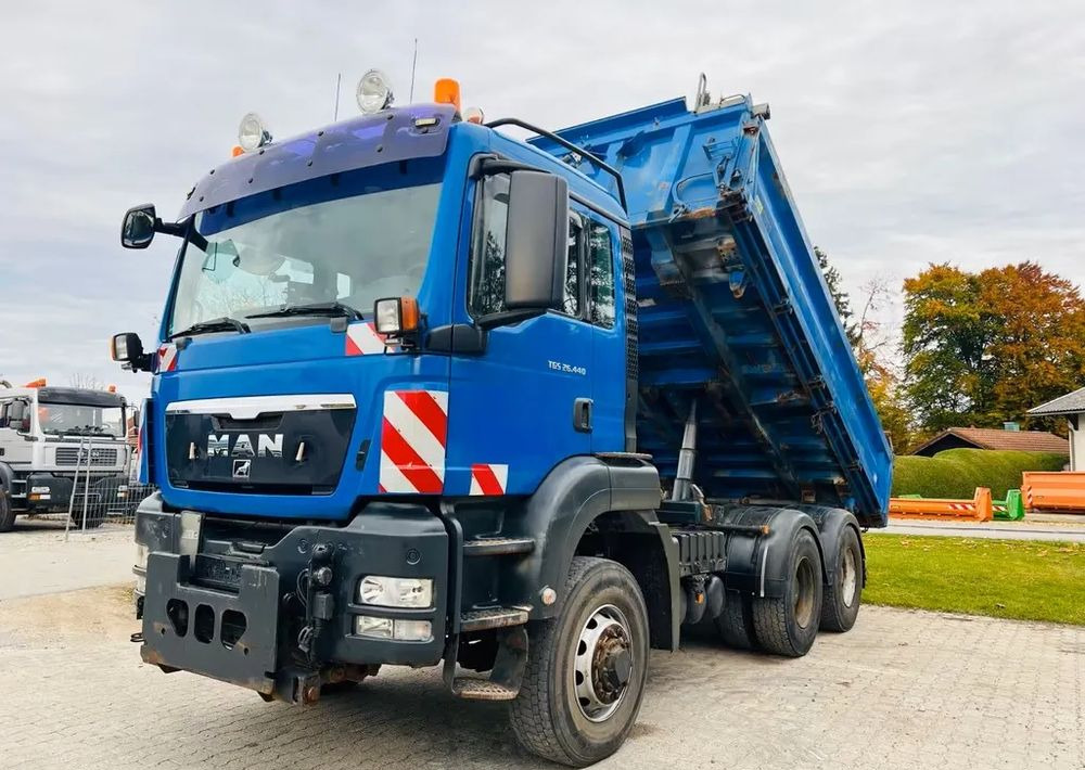 MAN TGS 26.440 6x6 Hydrodrive – Meiller 3-stronny wywrotka / Manual / Retarder / Tempomat / Euro 5 - Самосвал: фото 1 MAN TGS 26.440 6x6 Hydrodrive – Meiller 3-stronny wywrotka / Manual / Retarder / Tempomat / Euro 5 - Самосвал: фото 1